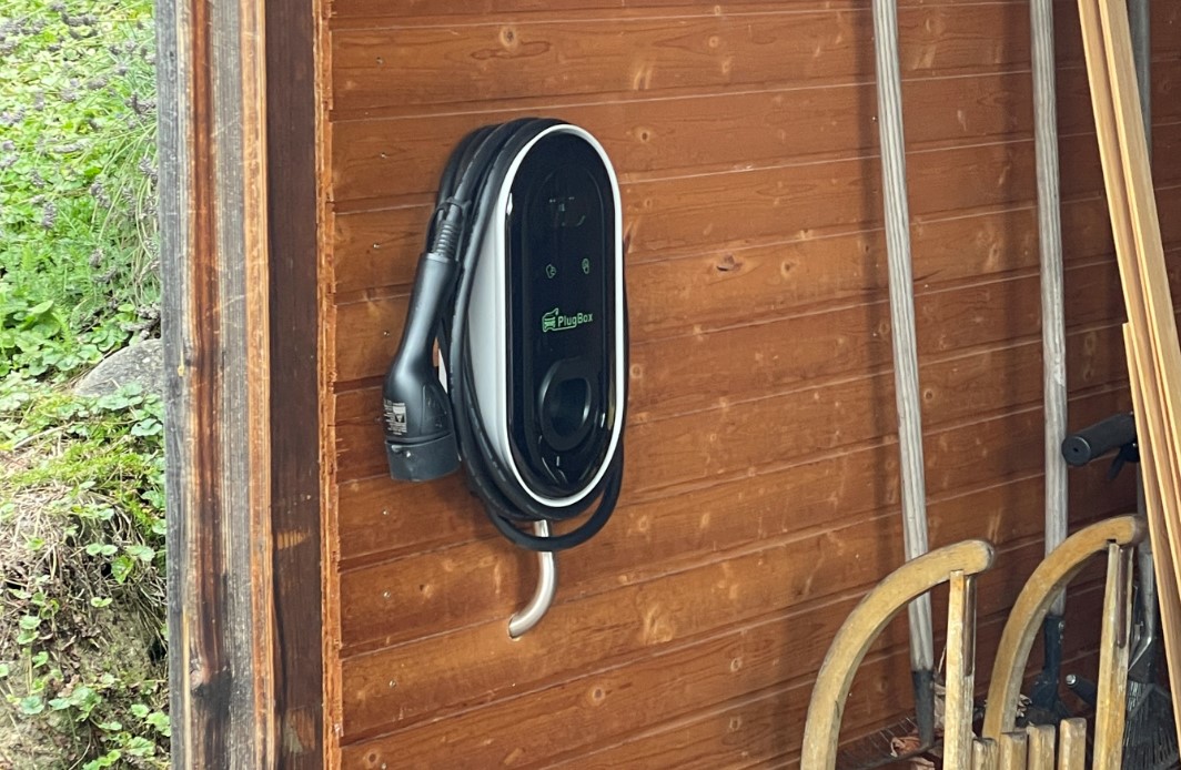 Borne de recharge pour véhicule électrique installée près du chalet à Martigny