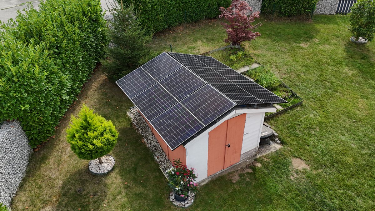 Extension photovoltaïque sur toiture de cabane à Estavayer