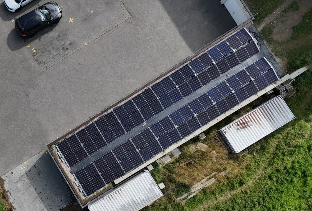 Installation solaire sur toitures plates de garages à Charrat (région de Martigny) Extension photovoltaïque sur toitures de garages à Charrat près de Martigny