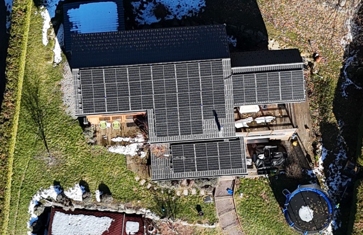 Installation photovoltaïque sur chalet en montagne près de Martigny