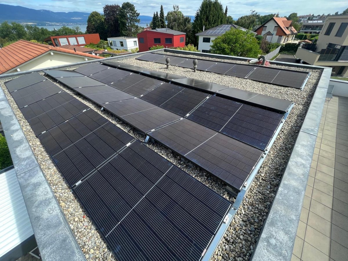 Installation photovoltaïque sur toiture plate principale à Estavayer