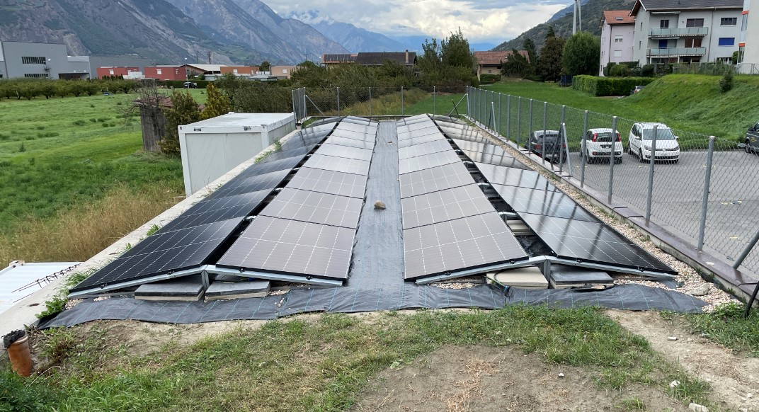 Implantation de panneaux photovoltaïques en rangées est-ouest à Charrat Rangées de panneaux solaires orientés est-ouest sur garages à Charrat