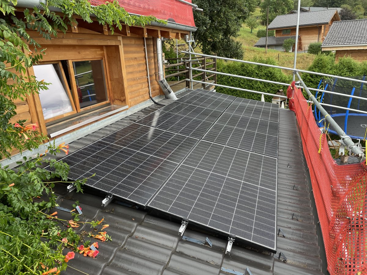 Panneaux solaires sur toiture inclinée de chalet à Martigny