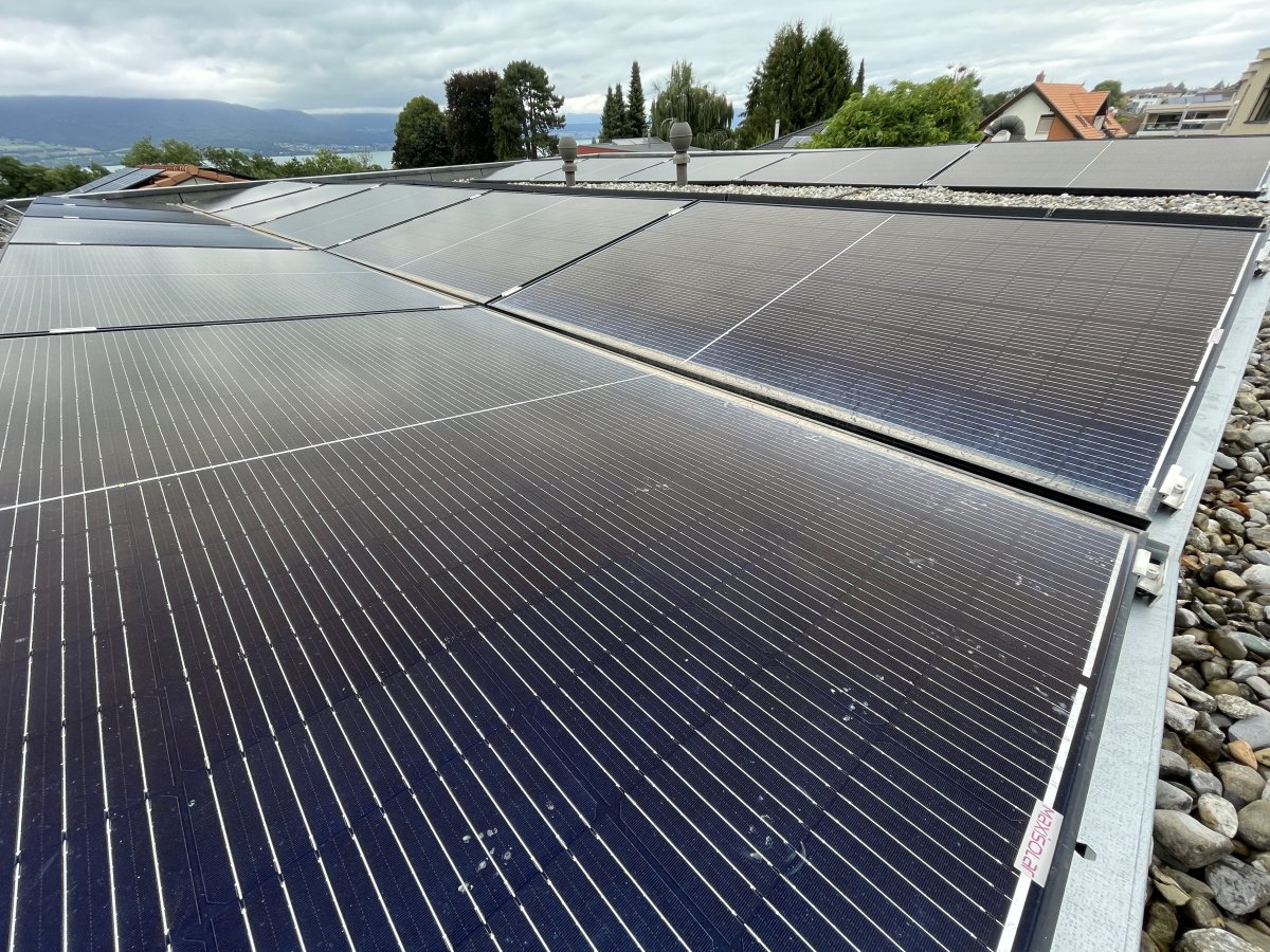 Panneaux solaires toit plat Panneaux solaires sur toit plat Estavayer