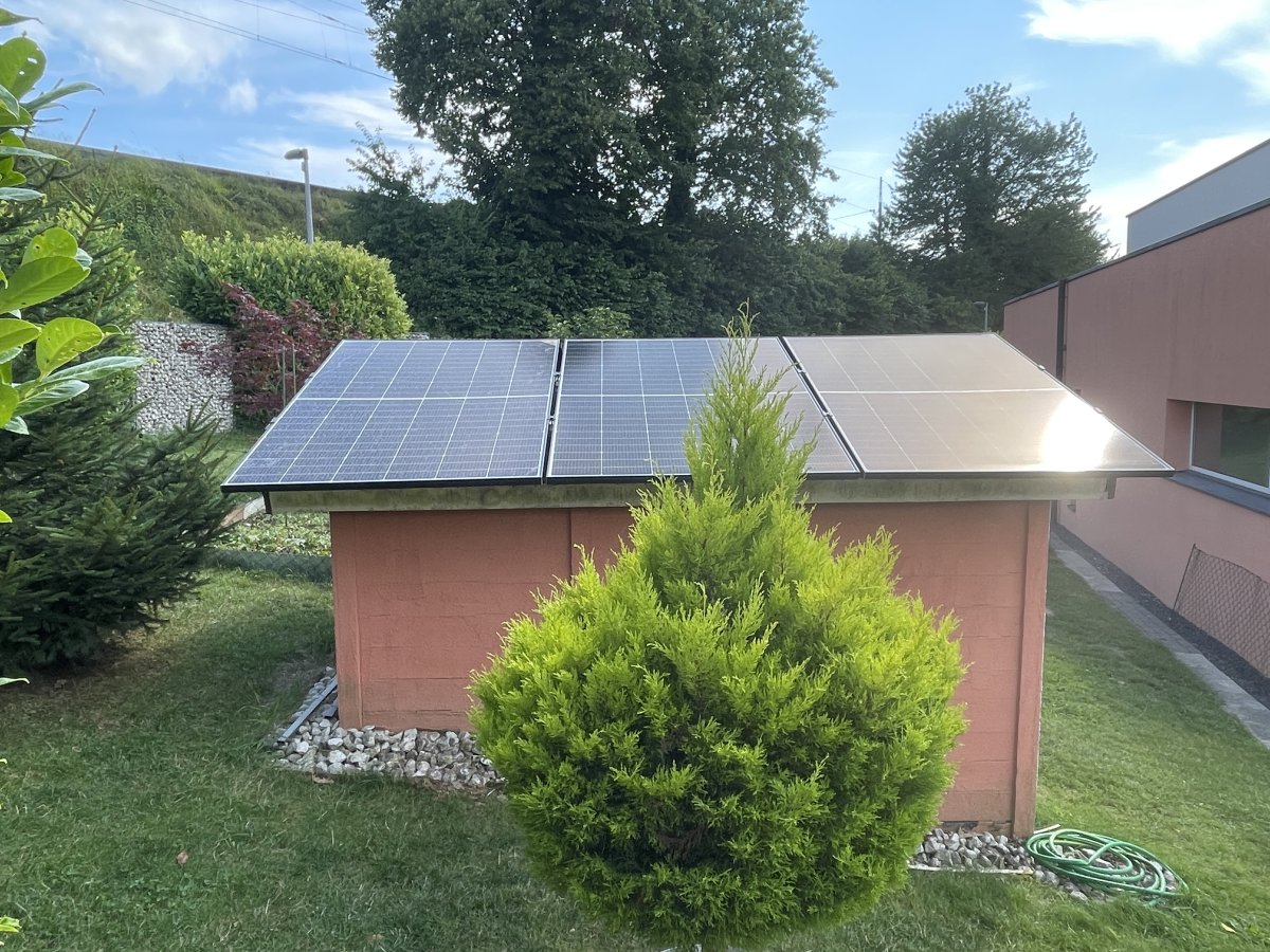 Extension photovoltaïque sur cabane de jardin Système photovoltaïque sur cabanon de jardin - Extension solaire - Execution spéciale