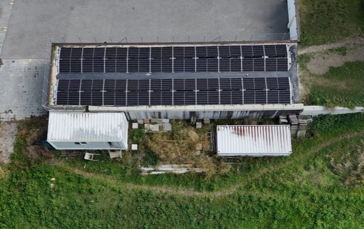 Système photovoltaïque sur toit de garages Système photovoltaïque sur toit de garage - immeuble résidentiel Valais - Elekt Solutions