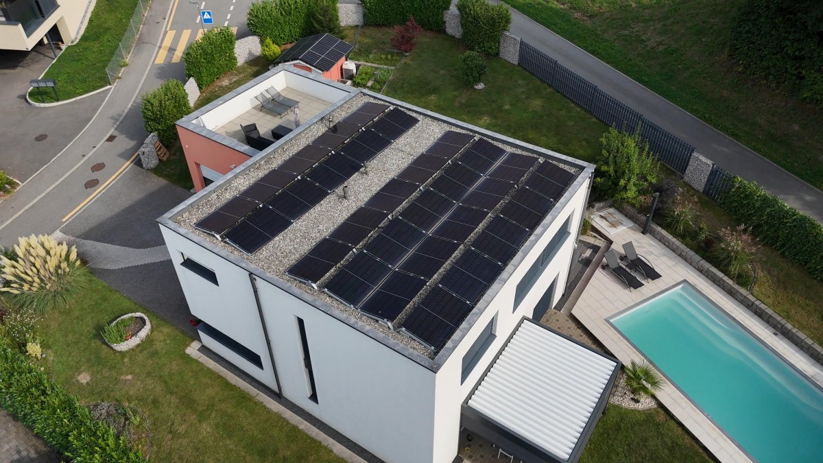 Système photovoltaïque sur maison à toit plat Système photovoltaïque sur maison à toit plat - Fribourg - Elekt Solutions