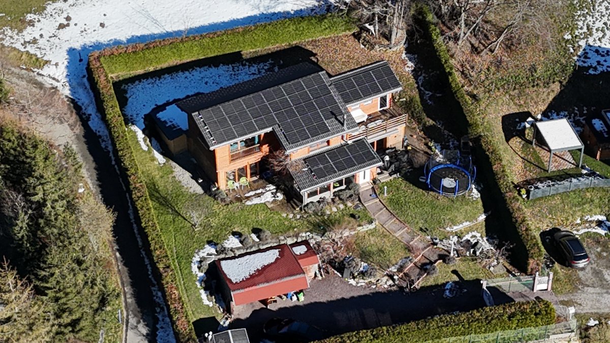 Système photovoltaïque sur toit incliné Système photovoltaïque sur toit incliné - Maison d'alpage Valais - Elekt Solutions